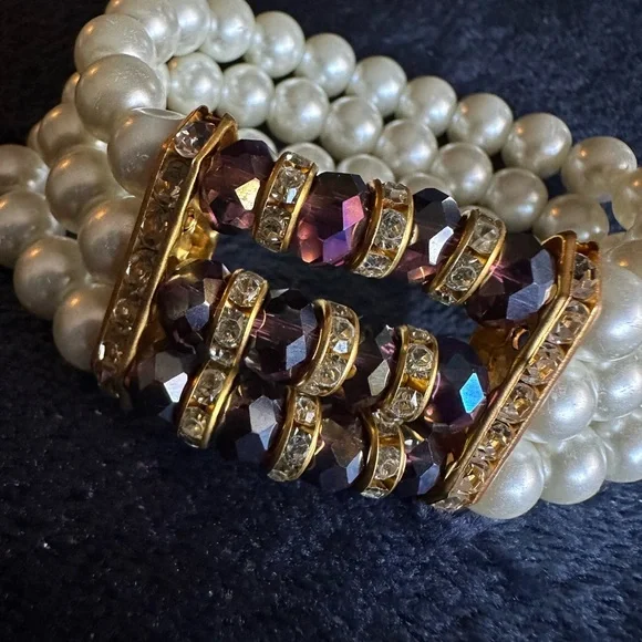 Beautiful faux pearl bracelet with purple hue jewels Stylish and timeless. - Picture 5 of 6